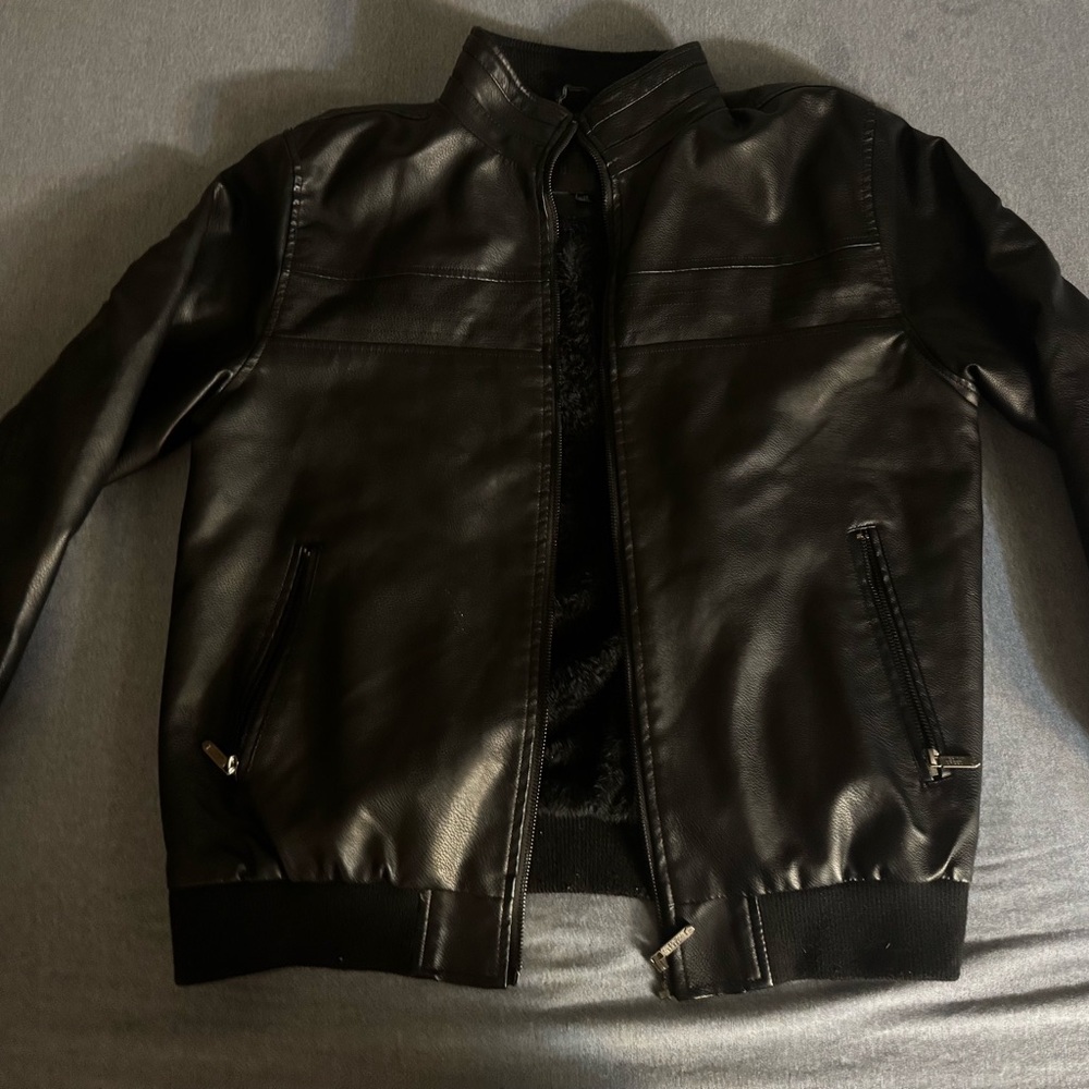 Classic Black Bomber Jacket with Sleek Finish